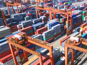 RMG Container Cranes are moving containers in a container block at a container terminal